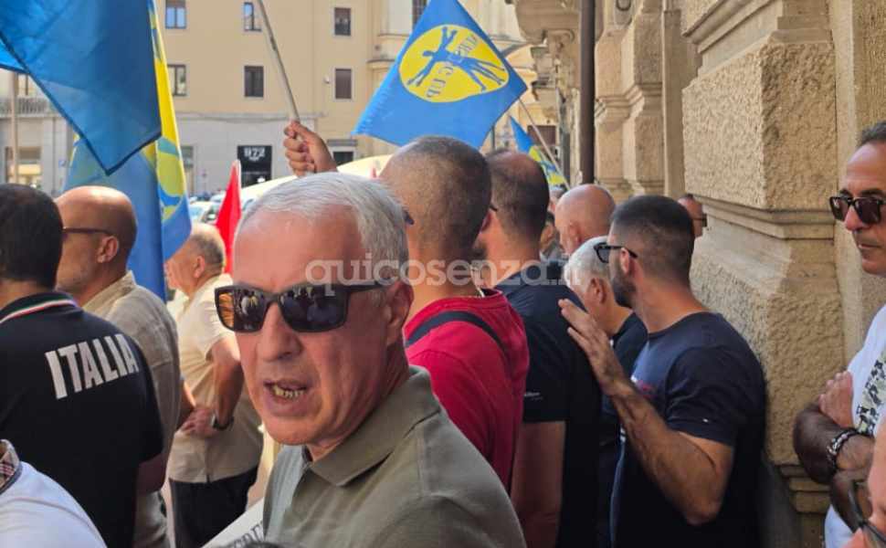 Operatori e autisti 118, esplode la protesta: «con Azienda Zero il futuro dei lavoratori (e del servizio) è a rischio» 52 Operatori 118 protesta catanzaro prefettura 02