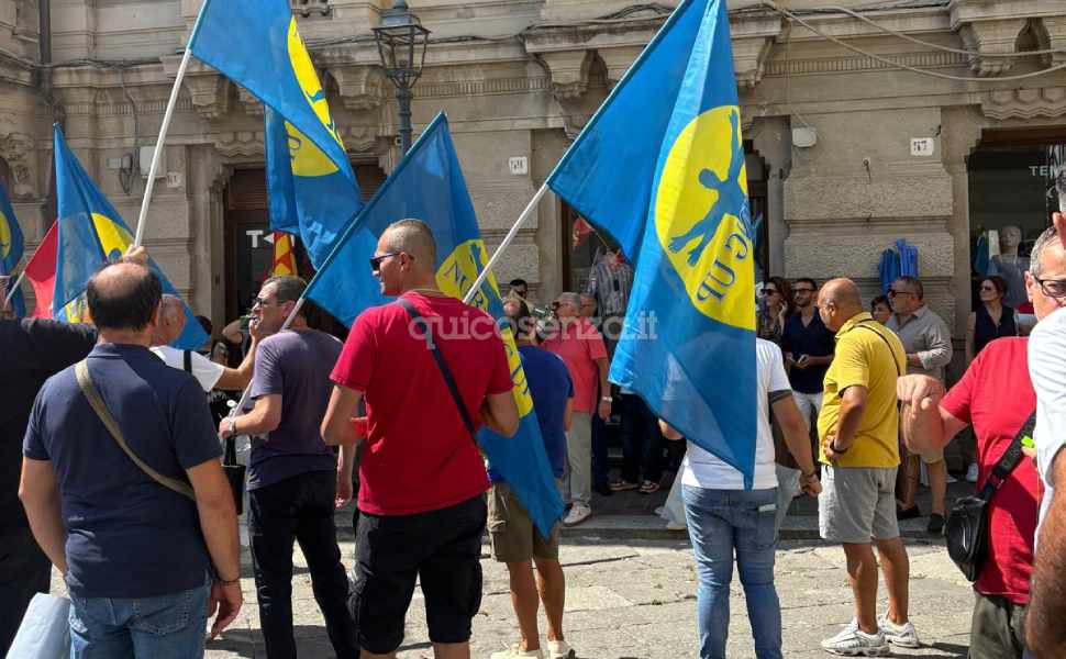 Operatori e autisti 118, esplode la protesta: «con Azienda Zero il futuro dei lavoratori (e del servizio) è a rischio» 54 Operatori 118 protesta catanzaro prefettura 03