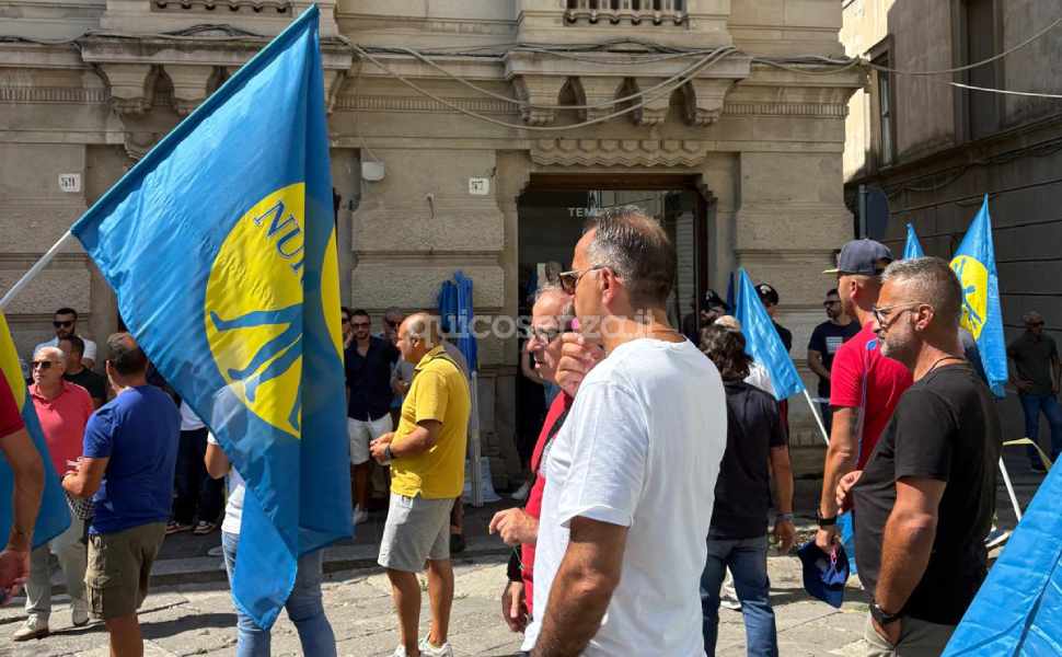 Operatori e autisti 118, esplode la protesta: «con Azienda Zero il futuro dei lavoratori (e del servizio) è a rischio» 53 Operatori 118 protesta catanzaro prefettura 04