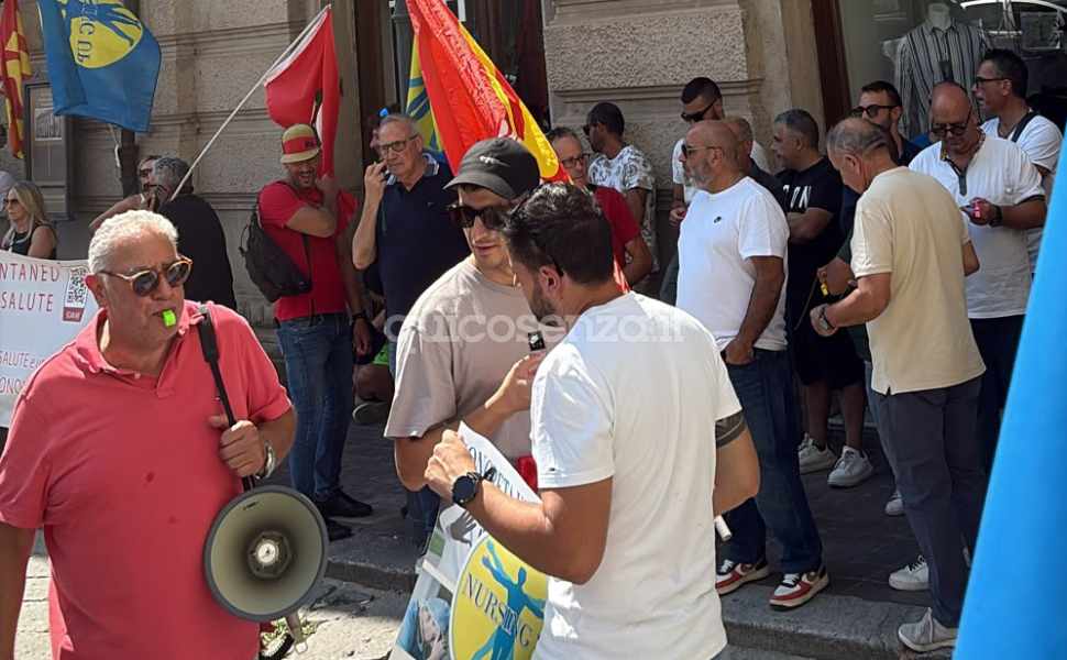 Operatori e autisti 118, esplode la protesta: «con Azienda Zero il futuro dei lavoratori (e del servizio) è a rischio» 55 Operatori 118 protesta catanzaro prefettura 05