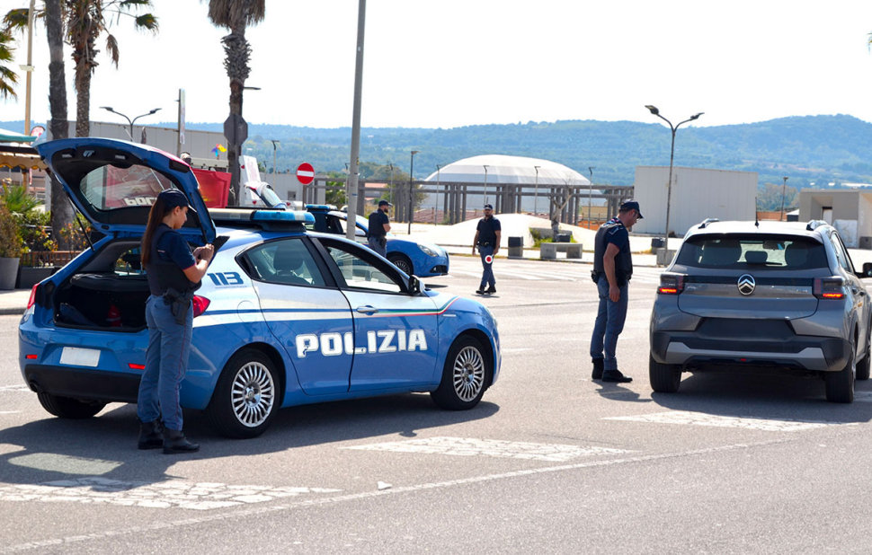 Truffano un anziano e gli svaligiano la casa: identificati e arrestati 4 giovani rumeni. Erano fuggiti all'estero 203 Polizia banda sgominata truffano un anziano