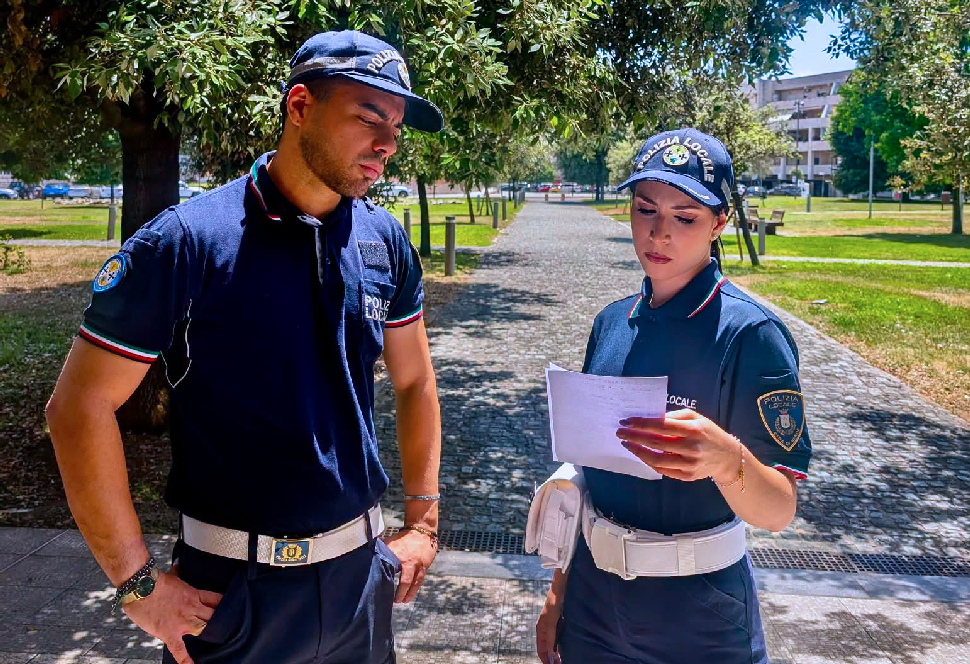 Rende, pugno duro contro la sosta selvaggia: disco orario con parcheggio a tempo e divieti H24 con rimozione coatta su 6 strade 52 Polizia Municipale di Rende Polizia locale agenti