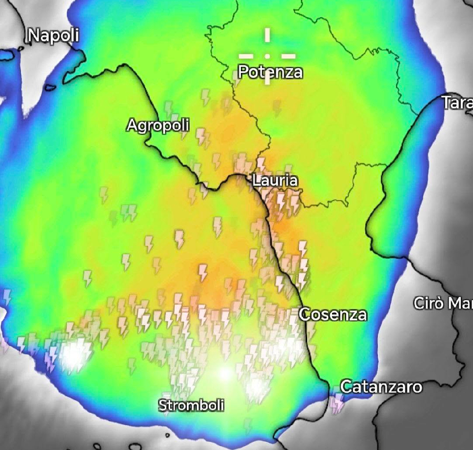 Tempesta di fulmini, vento e temporali sulla Calabria: crollo termico, ma dal 22 agosto torna il caldo africano 52 Rovesci e temporali