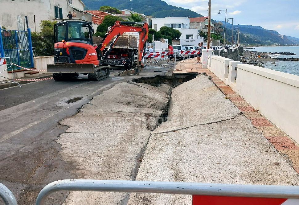 San Lucido, sprofonda tratto di strada e si apre una voragine sul lungomare. Area chiusa per la messa in sicurezza 99 San Lucido cede tratto di strada sul Lungomare