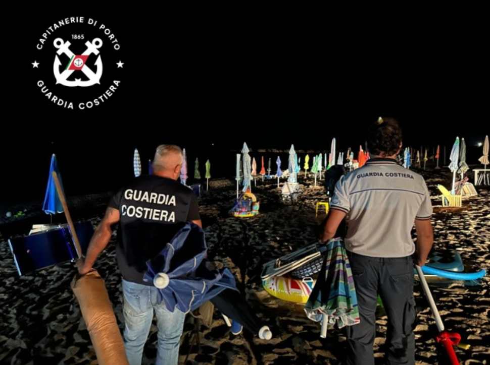 Maxi controlli della Guardia Costiera da Rocca Imperiale a Cariati: 15mila euro di multe e 665 ombrelloni sequestrati 53 Sequestro Corigliano ombrelloni