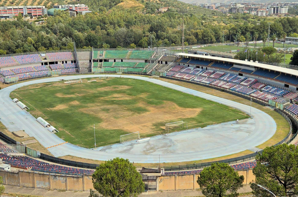 Il Consiglio di Stato accoglie il ricorso del Cosenza Calcio: potrà giocare al Marulla. Ma lo stadio è in queste condizioni 51 Stadio Marulla Spelacchiato Cosenza Calcio