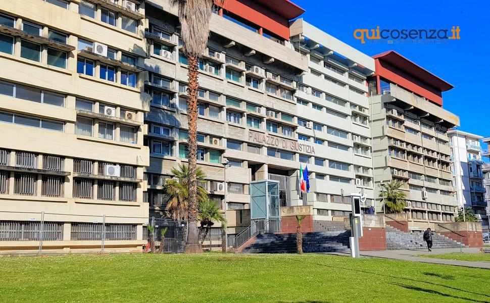 Giallo sulla morte di un detenuto all'ospedale di Cosenza: aperta un'inchiesta per chiarire le cure ricevute 51 Tribunale-di-Cosenza detenuto inchiesta 01
