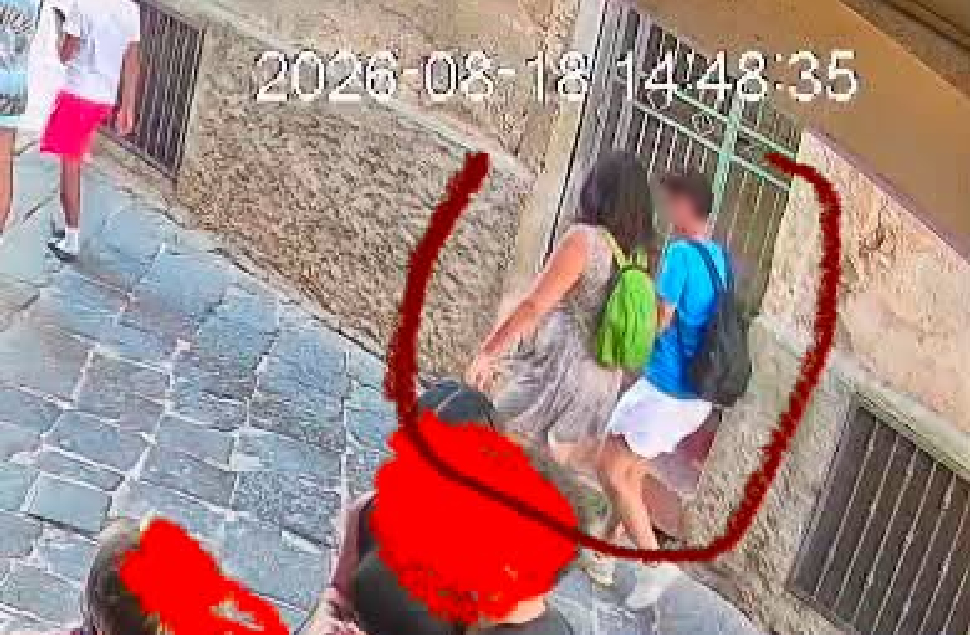 Tropea: 2 giovani turiste mangiano in un ristorante, si alzano per fumare e spariscono senza pagare il conto 216 Tropea_2 turiste ,mangiano e se ne vanno senza pagare.