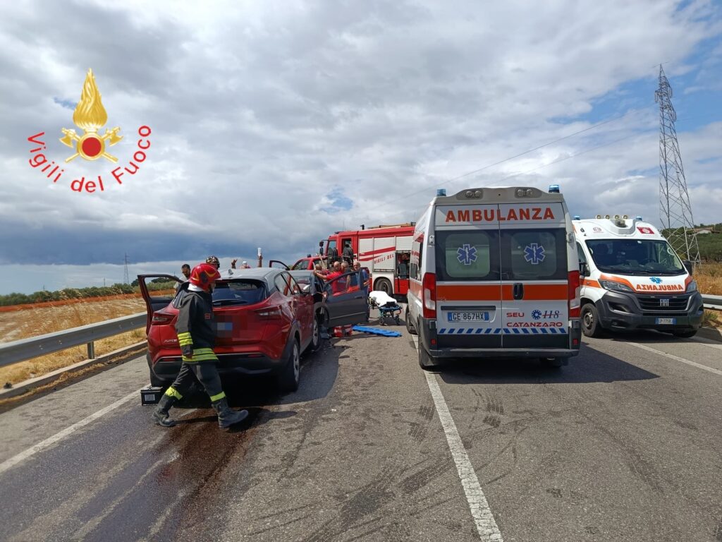 Violento scontro sulla provinciale: feriti gravi incastrati tra le lamiere. Sul posto elisoccorso e 3 ambulanze 52 scontro provinciale cropani sersale