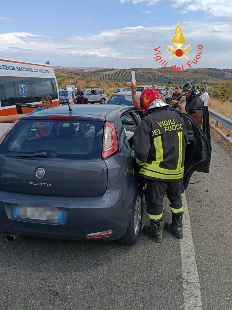 Violento scontro sulla provinciale: feriti gravi incastrati tra le lamiere. Sul posto elisoccorso e 3 ambulanze 53 scontro provinciale cropani sersale 2