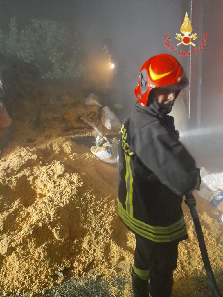 A2, autotreno carico di pellet prende fuoco nella notte: ore di lavoro per domare l'incendio 54 A2 incendio pellet