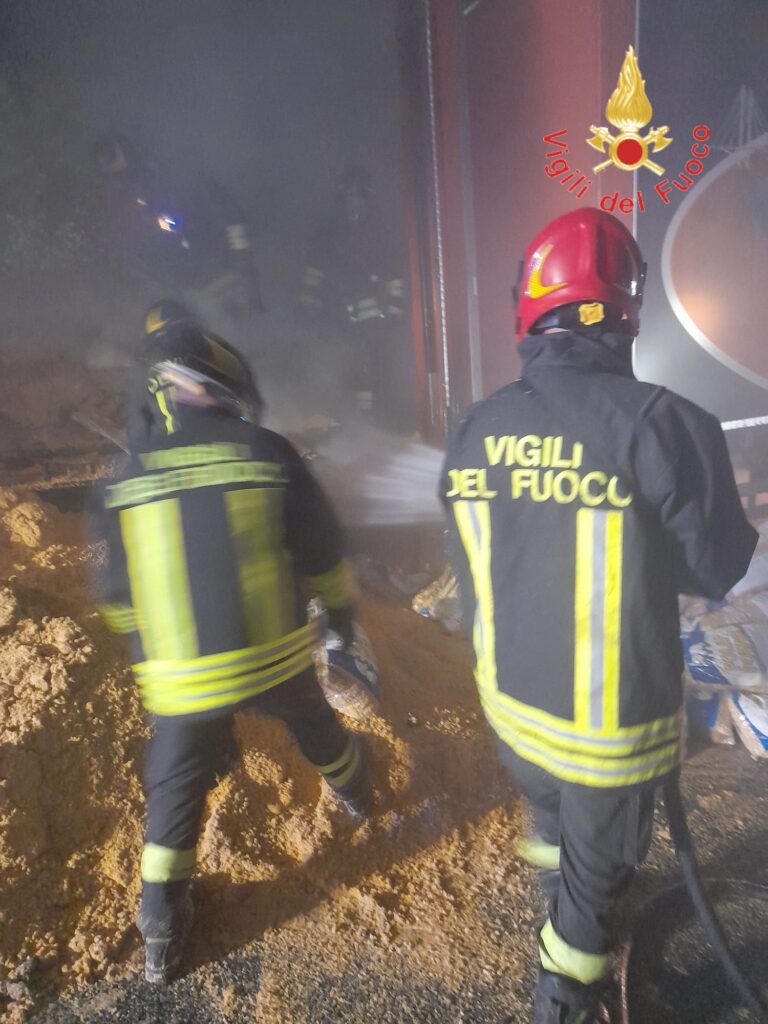 A2, autotreno carico di pellet prende fuoco nella notte: ore di lavoro per domare l'incendio 53 A2 incendio pellet lamezia falerna