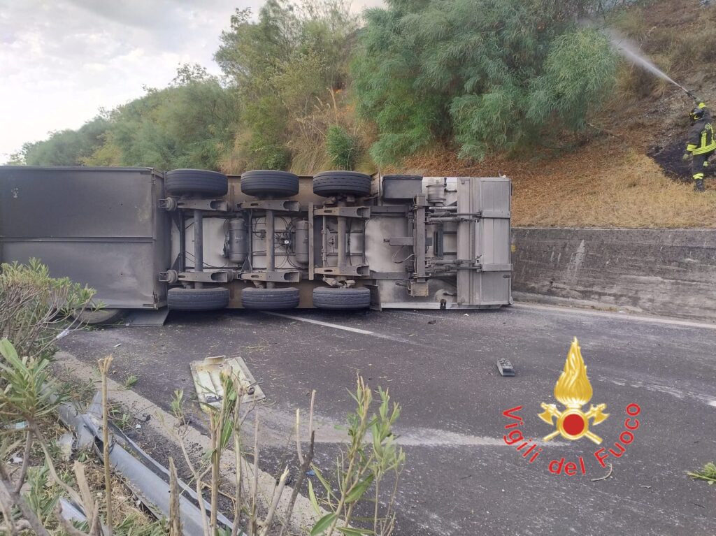 Camion si ribalta sulla A2 tra Frascineto e Sibari: l'autista è gravemente ferito 52 incidente A2-Frascineto-Sibari-camion-ferito