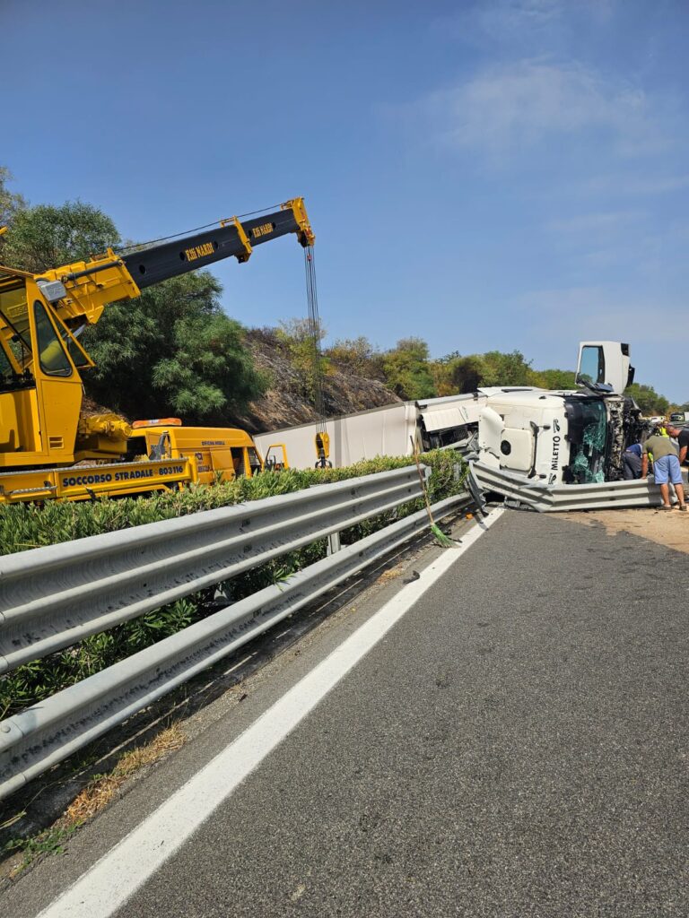 Camion si ribalta sulla A2 tra Frascineto e Sibari: l'autista è gravemente ferito 54 camion A2 incidente frascineto sibari