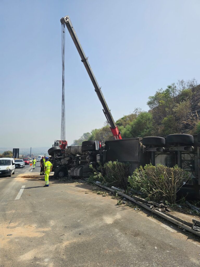 Camion si ribalta sulla A2 tra Frascineto e Sibari: l'autista è gravemente ferito 55 WhatsApp Image 2026 08 30 at 16.31.26