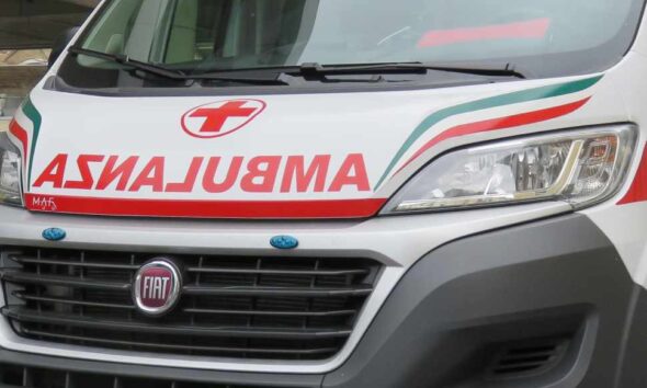 ambulanza - incidente tra rende e rose