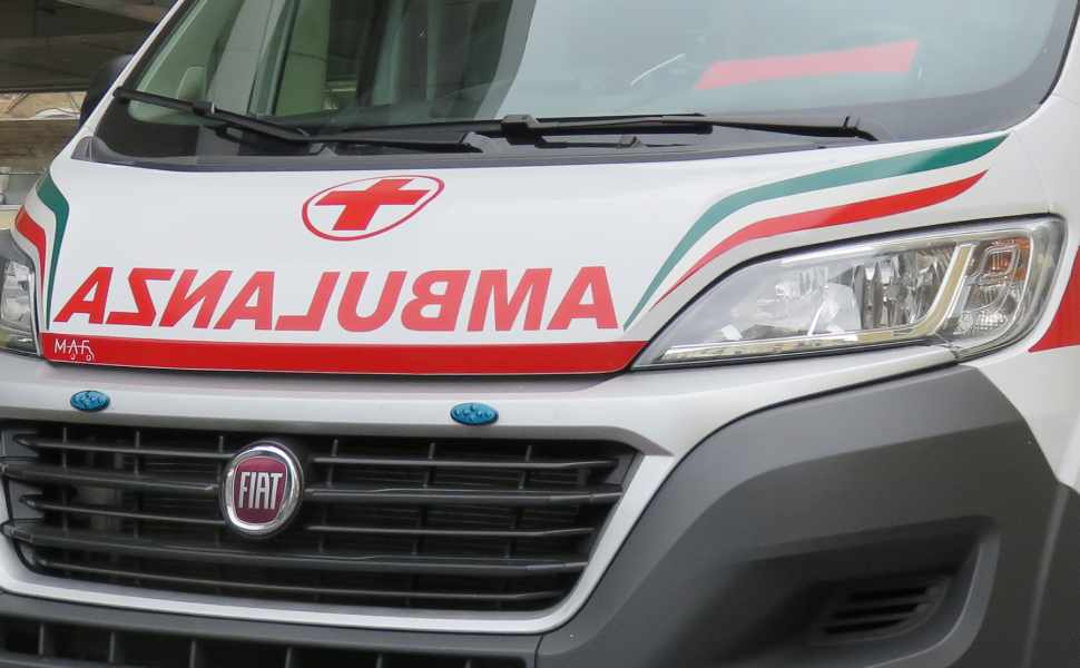 Violento incidente sulla SP 234, tra Rende e Rose: muore a 99 anni dopo lo scontro tra due auto 51 ambulanza - incidente tra rende e rose