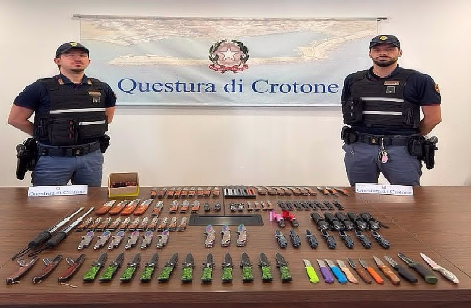 Maxi sequestro sul lungomare: scoperto un arsenale di armi bianche in un furgone tra cui 94 coltelli e 7 taser 203 arsenale di Armi bianche Crotone