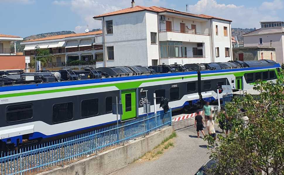 Paura ad un passaggio a livello: auto resta bloccata, il treno costretto è a fermarsi 52 auto passaggio a livello montapaone treno