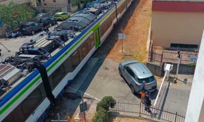 auto passaggio a livello montapaone treno