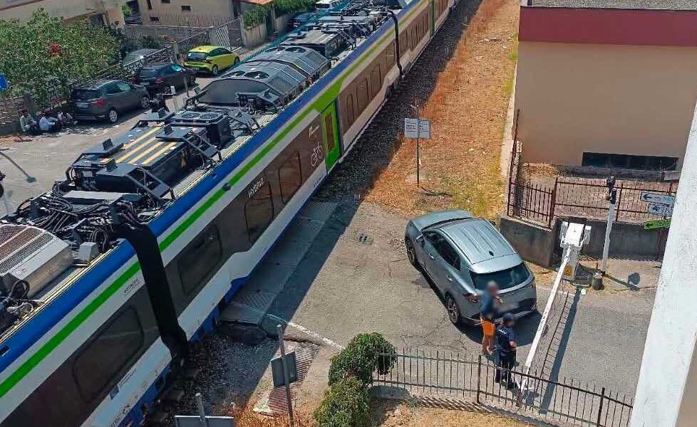 auto passaggio a livello montapaone treno