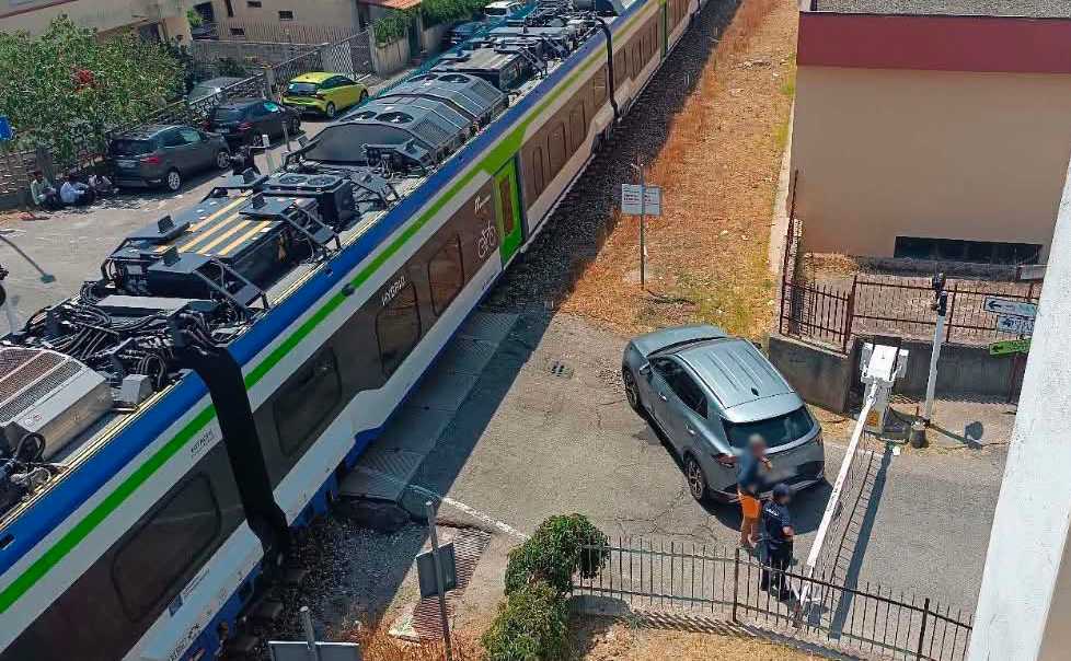 auto passaggio a livello montapaone treno