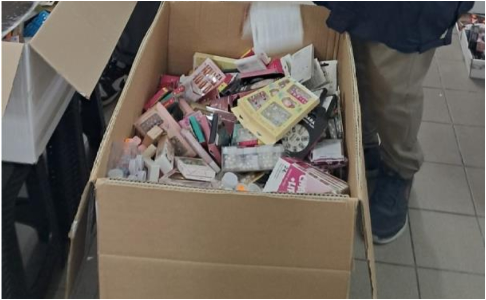 Maxi sequestro della Guardia di Finanza: ritirati dal mercato oltre 200mila prodotti non sicuri 52 guardia finanza sequestro merce lamezia 02