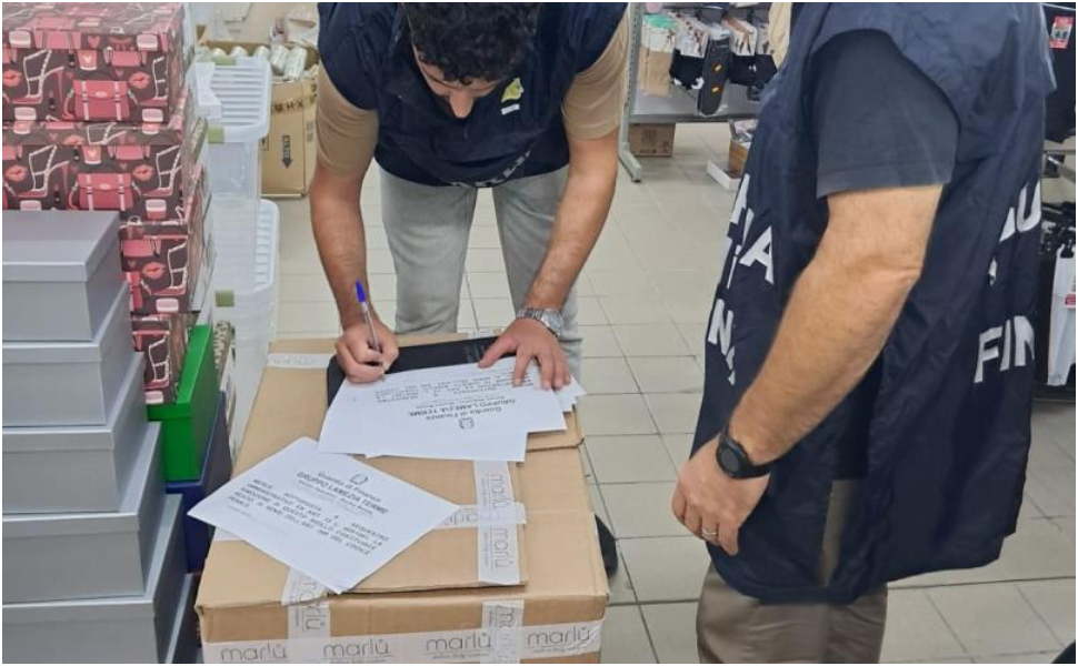 Maxi sequestro della Guardia di Finanza: ritirati dal mercato oltre 200mila prodotti non sicuri 53 guardia finanza sequestro merce lamezia 03