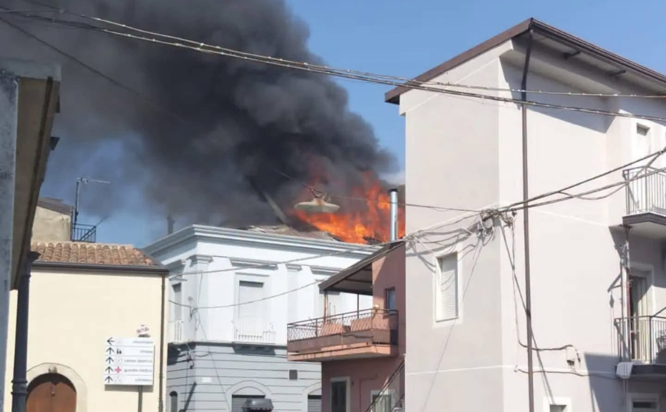 incendio tetto papanice 02