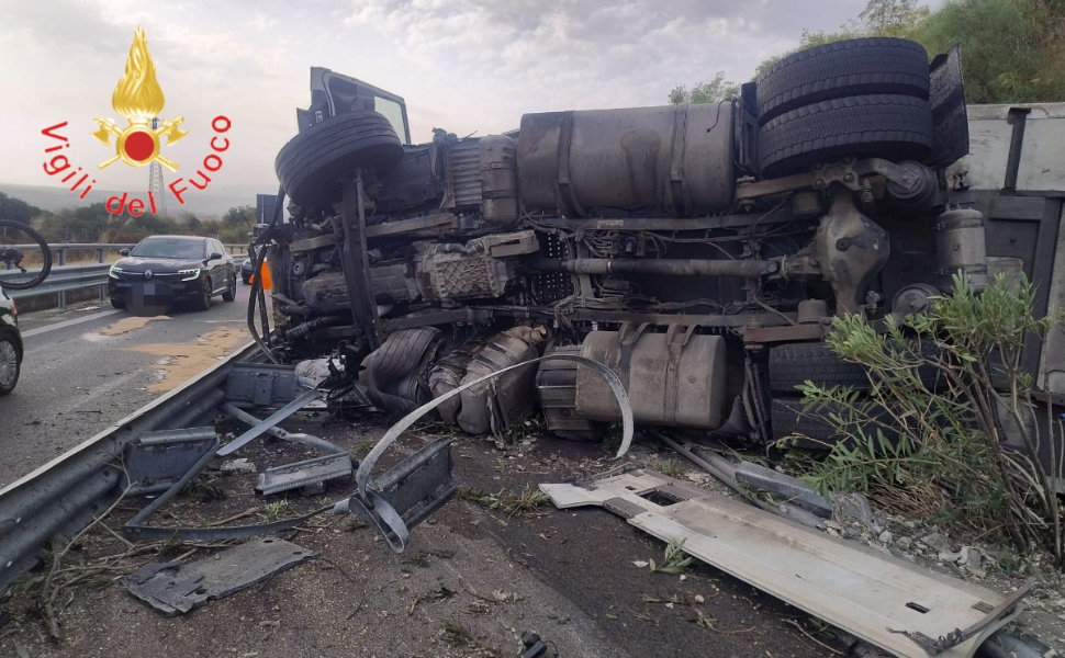 incidente-A2-frascineto-sibari-ferito-camion