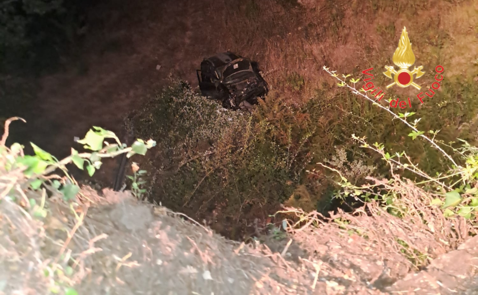 Sfonda il guardrail e precipita per 15 metri: paura sulla provinciale 171, conducente ferito 215 provinciale-171-chiaravalle-incidente