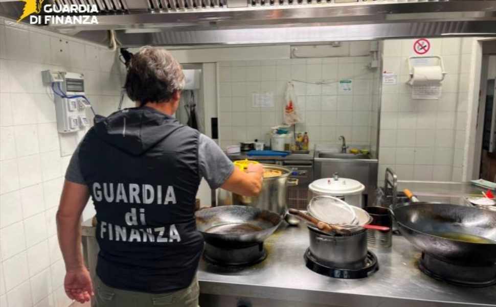 Blitz in un ristorante: gravi carenze igienico-sanitarie, 91 chili di pesce sequestrati 213 ristorante sanzionato locri 01