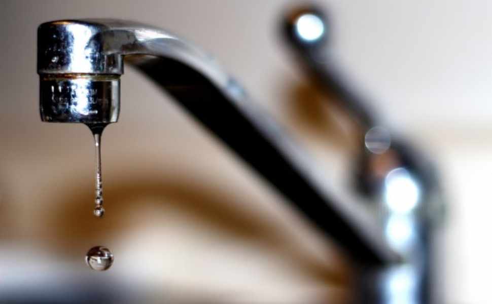 Paola senz’acqua a pochi giorni da Ferragosto, scoppia la protesta: «Non se ne può più» 52 rubinetti senza acqua paola