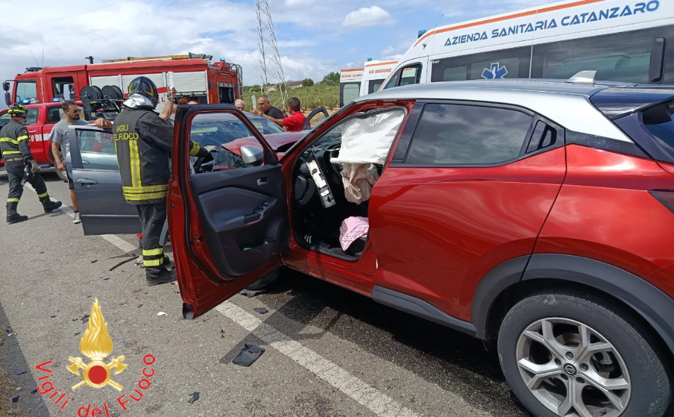 Violento scontro sulla provinciale: feriti gravi incastrati tra le lamiere. Sul posto elisoccorso e 3 ambulanze 213 scontro-provinciale-auto-feriti-gravi-cropani-sersale.