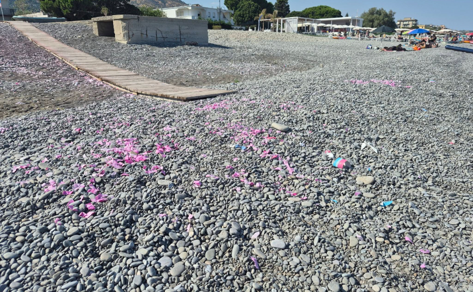 Baby shower in spiaggia a Trebisacce, polemica sui social. Il sindaco: «servono responsabili, non multe al vento» 53 spiaggia baby shower trebisacce 03