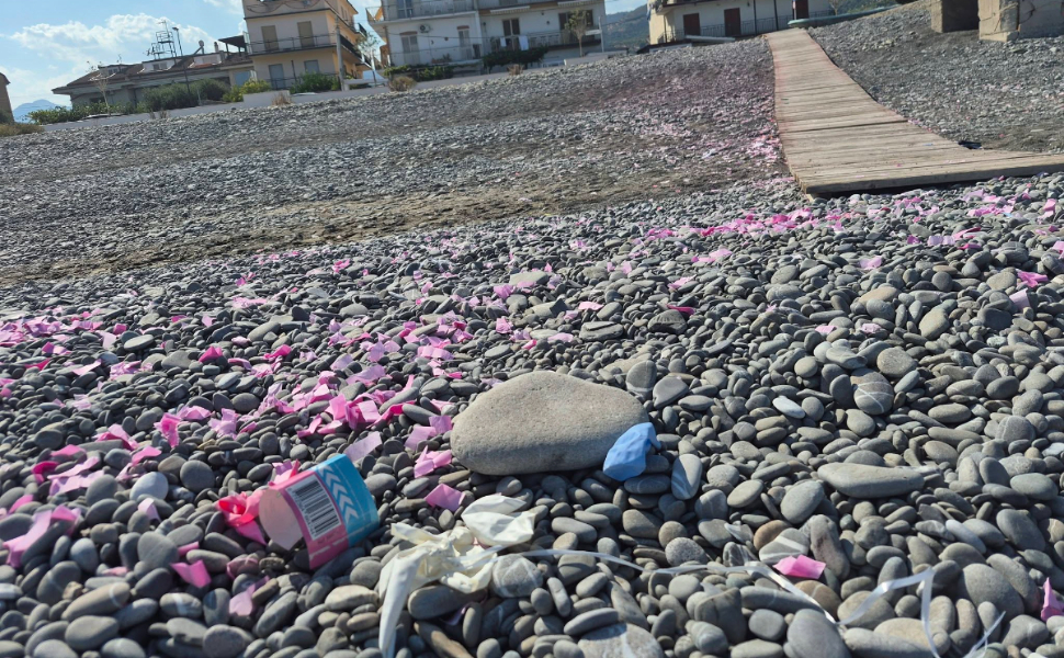 Baby shower in spiaggia a Trebisacce, polemica sui social. Il sindaco: «servono responsabili, non multe al vento» 54 spiaggia baby shower trebisacce 04