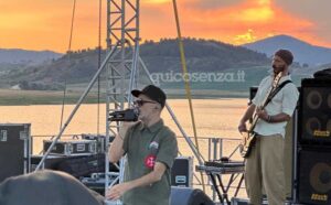 Be Alternative Festival: i Subsonica ipnotizzano il pubblico in Sila, è delirio al Lago Cecita 56 subsonica be alternative festival 02