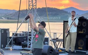 Be Alternative Festival: i Subsonica ipnotizzano il pubblico in Sila, è delirio al Lago Cecita 54 subsonica be alternative festival 04