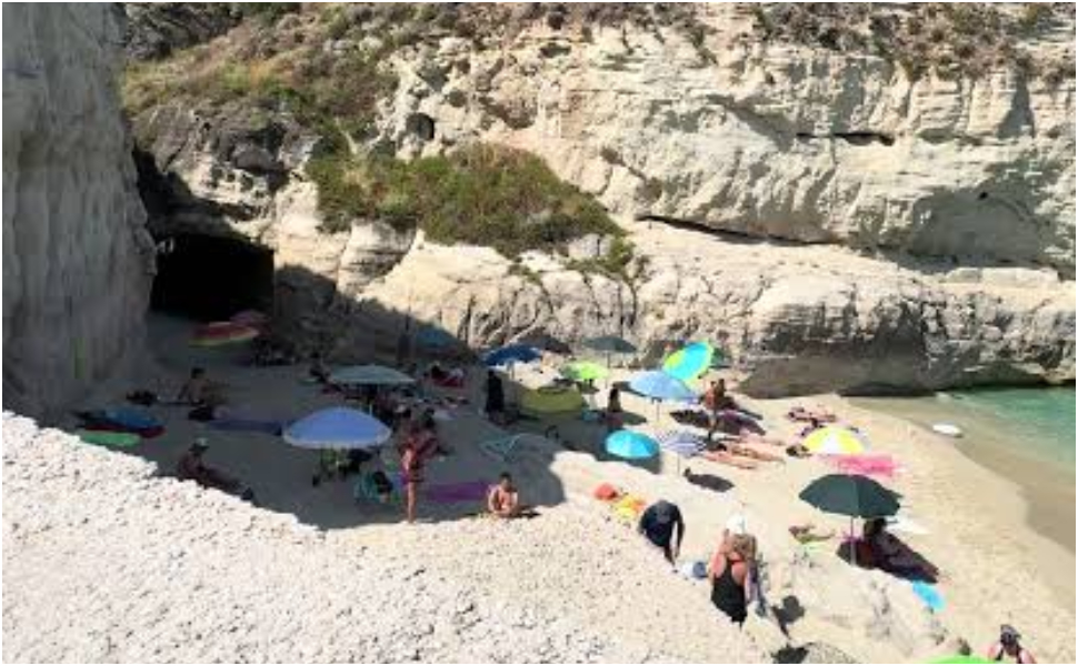 Paura a Tropea, cadono massi sulla spiaggia del Cannone: 5 persone ferite 220 tropea spiaggia del cannone massi