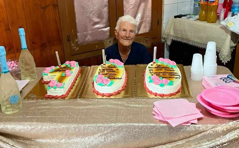 Mottafollone: grande festa per i 100 anni di Angiolina Cerbelli, una vita capace di attraversare generazioni 53 100 anni Angiolina Cerbelli Mottafollone 01