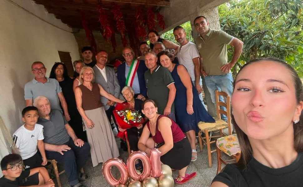 Mottafollone: grande festa per i 100 anni di Angiolina Cerbelli, una vita capace di attraversare generazioni 52 100 anni Angiolina Cerbelli Mottafollone 02