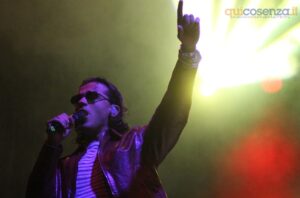 Samurai Jay conquista il Settembre Rendese: con il piccolo Brian sulle spalle canta “Ossessione” - FOTO 73 18samuraijay