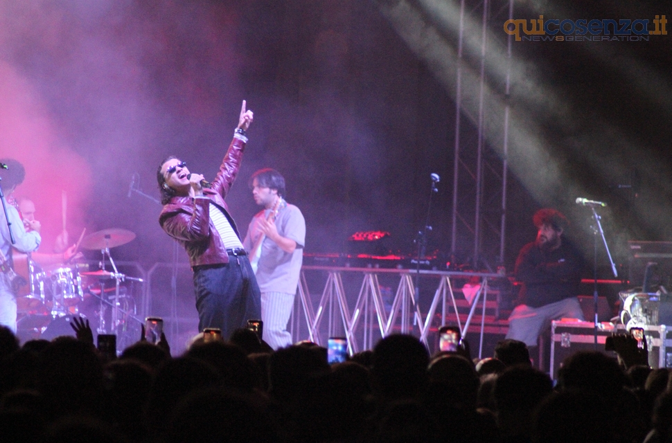 Samurai Jay conquista il Settembre Rendese: con il piccolo Brian sulle spalle canta “Ossessione” - FOTO 53 34samuraijay