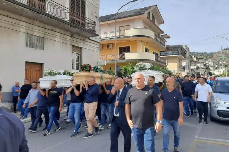 Vincenzo e le sue bambine, morti nel tragico schianto sulla Statale 682: oggi l'ultimo saluto 53 funerali vincenzo loccisano e le sue bambine