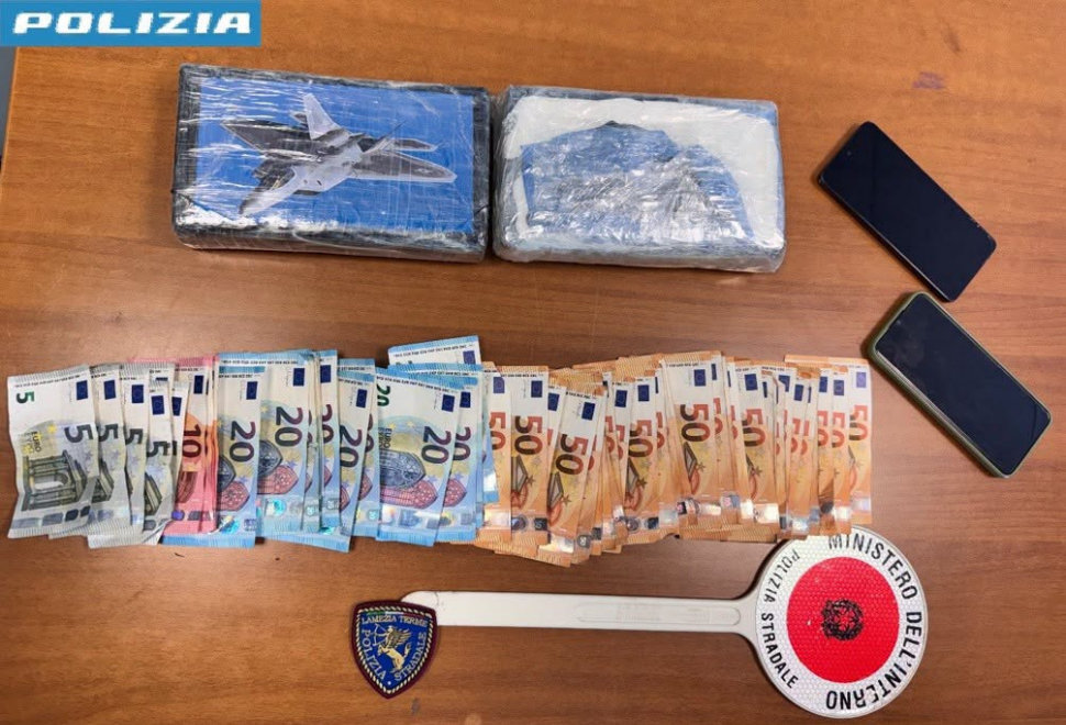 Resta in panne sulla A2, la Polizia Stradale lo soccorre ma trova 2,1 chili di cocaina purissima: arrestato 51 A2 trovato con cocaina in auto