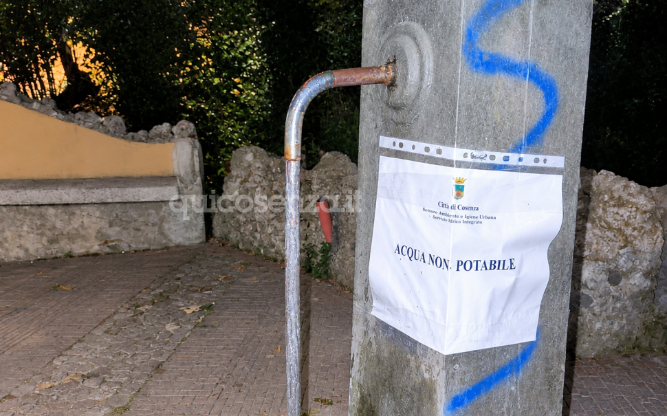 Cosenza, nuovi divieti in altre 4 fontane pubbliche della città. L'acqua torna invece potabile a Piazza XXV Luglio 51 Acqua non potabile fontane pubbliche Cosenza centro storico