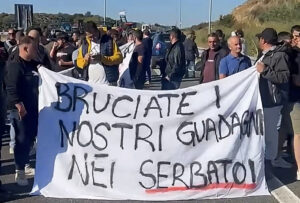 Caro carburante e crisi agricola: scatta la protesta in Calabria. Blocchi sulla SS 106 e allo svincolo della A2 a Firmo 53 Africoltori4