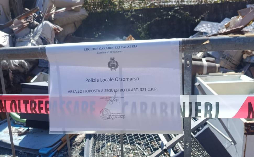 Orsomarso, scatta il sequestro dell’area dei rifiuti: tra degrado e randagismo 99 Orsomarso sequestro area rifiuti 3