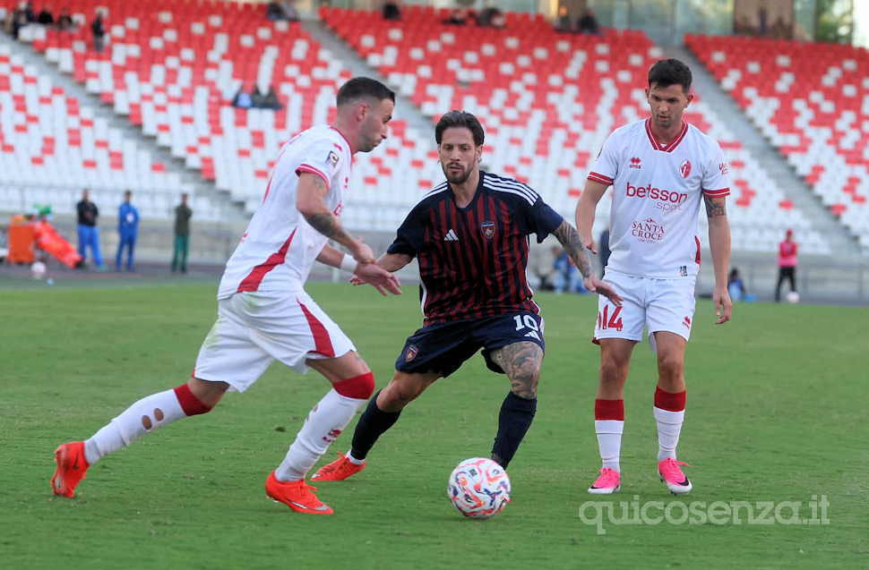 Cosenza Calcio volenteroso ma sterile. E in avanti è buio pesto: rossoblu sconfitti 1 a 0 dal Bari e ancora senza vittorie 51 Bari Cosenza Calcio