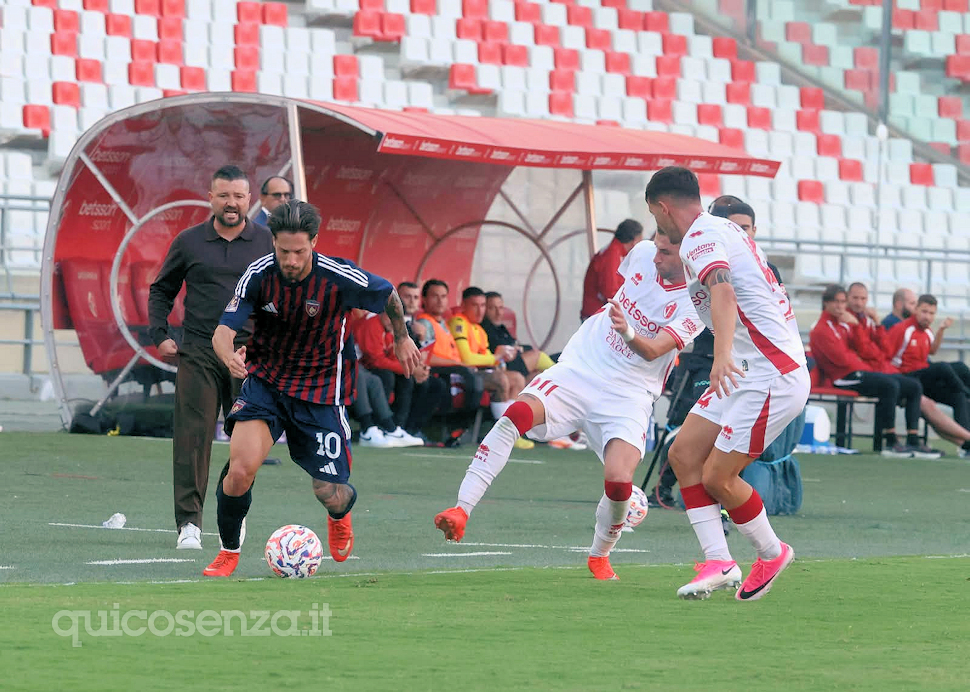 Cosenza Calcio volenteroso ma sterile. E in avanti è buio pesto: rossoblu sconfitti 1 a 0 dal Bari e ancora senza vittorie 52 Bari Cosenza Calcio2